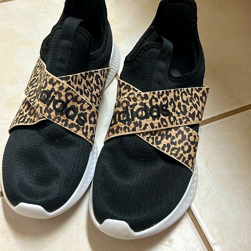 🐆Women’s Adidas cheetah print shoes.